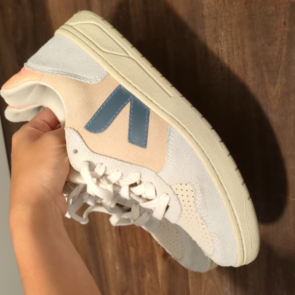 Veja V-10 Sneakers - Picture 4 of 5